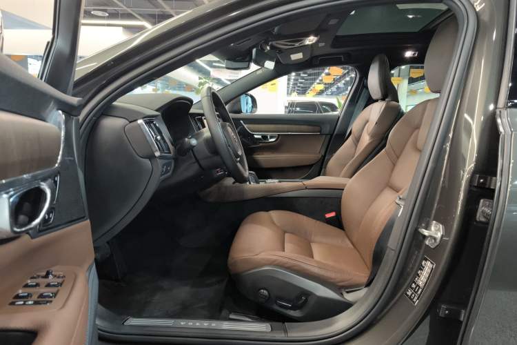 Used Volvo V90 2021 Cross Country B5 AWD Smart Range Edition