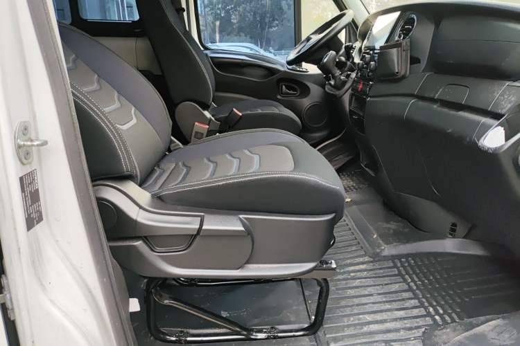 Used Iveco Eurocargo 2021 3.0T Automatic Chao Rui Short Wheelbase Low-Roof Side-Sliding Door F1C
