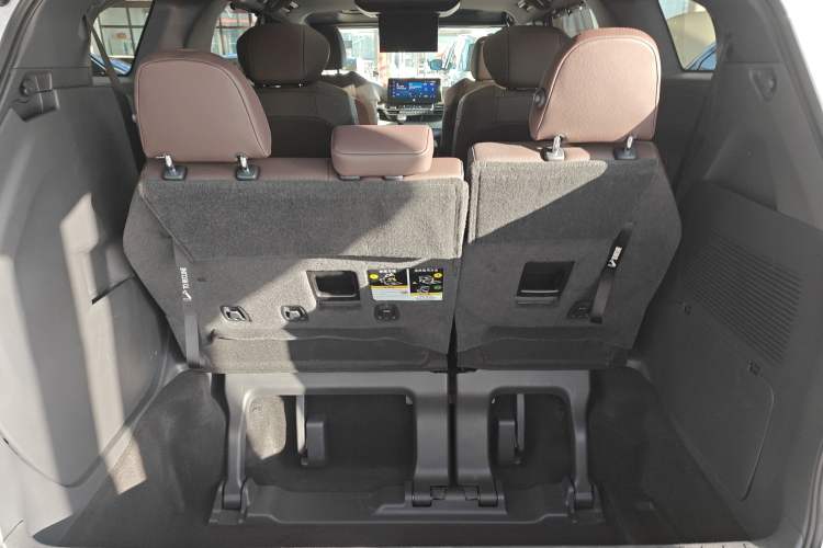 Used Toyota Granvia 2022 2.5L Hybrid Flagship Edition
