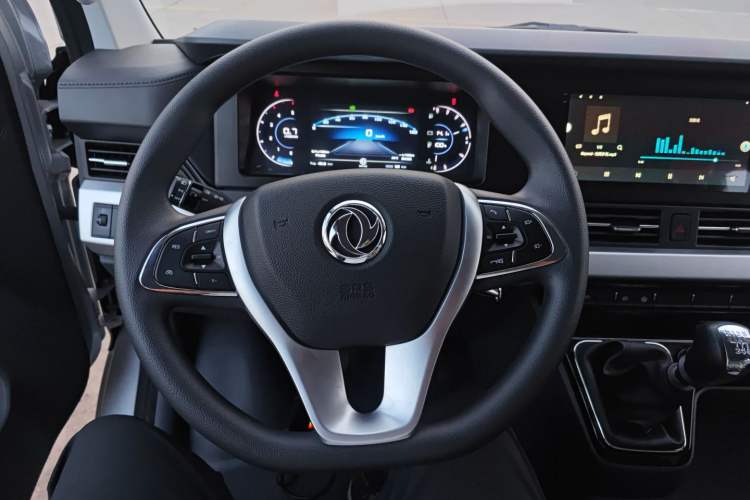 Used  Yufeng 2023 V9+ 2.0T Manual Front-Wheel-Drive Multi-Function Mid-Roof Van with 7/8/9 Seats
