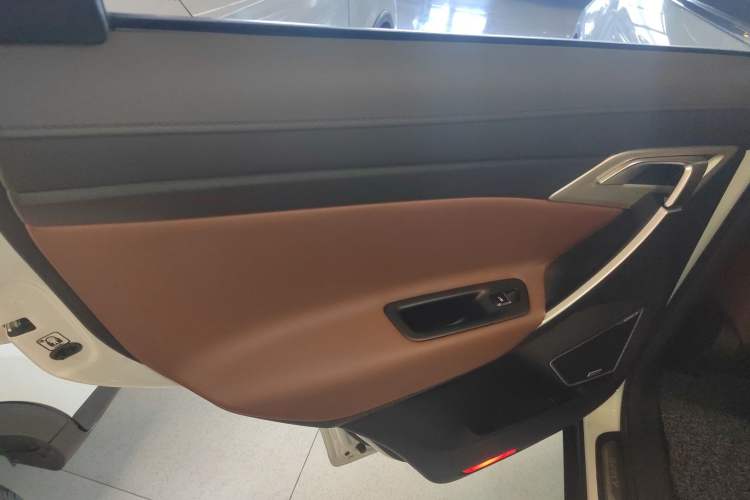 Used Geely Auto Emgrand X7 Sport 2018 1.8TD Automatic Two-Wheel Drive ZhiZun Model with 4G Connectivity
