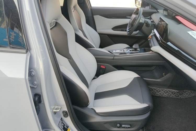 Used Changan UNI-V iDD 2024 Blue Whale Smart Electric iDD 136km ZhiKu Model