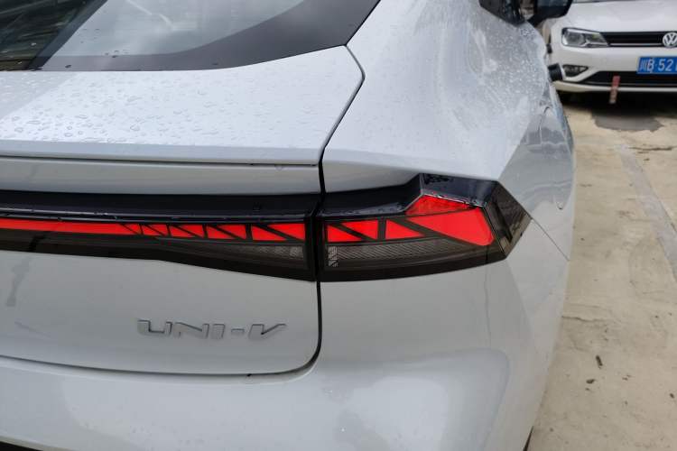 Used Changan UNI-V iDD 2024 Blue Whale Smart Electric iDD 136km ZhiKu Model
