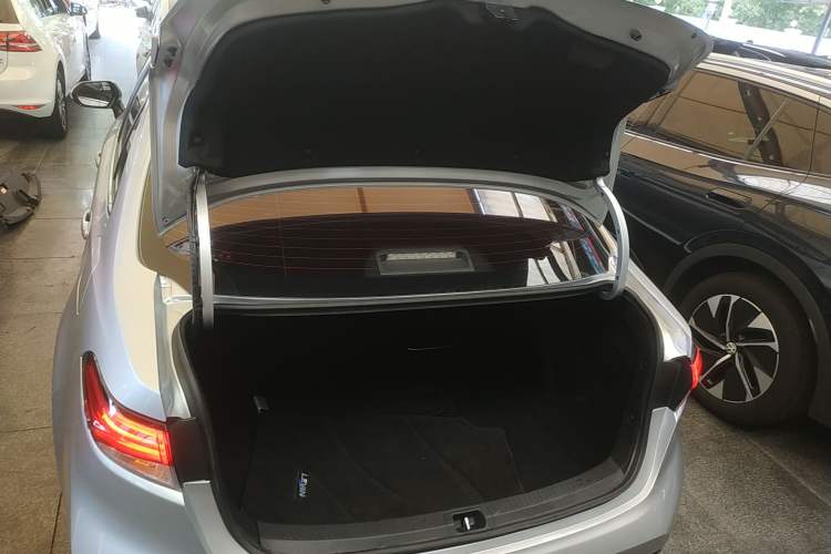 Used Toyota Levin 2019 Dual-Engine 1.8H E-CVT Luxury Edition China VI Standard
