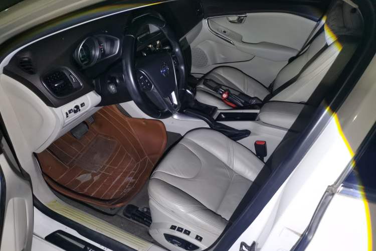 Used Volvo V40 2013 2.0T Zhiya Edition
