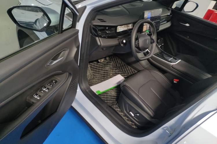 Used Livan Livan 7 2024 605 km Glory Edition