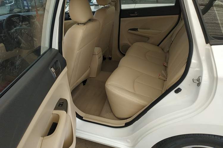 Used Haima M3 2014 1.5L manual Comfort trim level
