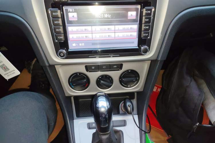 Used Volkswagen Lavida 2013 Revised Classic 1.6L Automatic Fashion Edition
