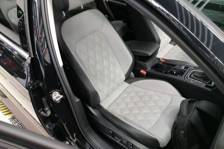 Used Volkswagen Magotan 2023 2 Million Units Limited Edition 330TSI DSG Leading Version
