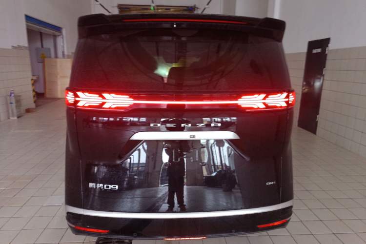 Used Denza D9 2024 DM-i 1050 Luxury Model