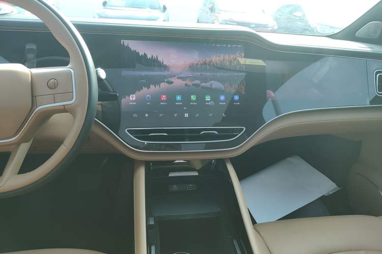 Used  R7 2023 Rear-Drive Screen King Edition
