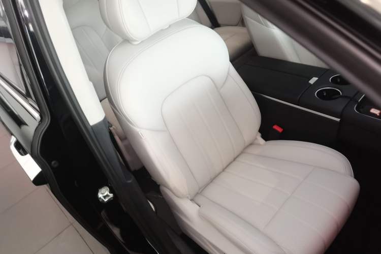 Used VOYAH Dream 2025 PHEV Four-Wheel Drive Prestige Kunpeng Edition
