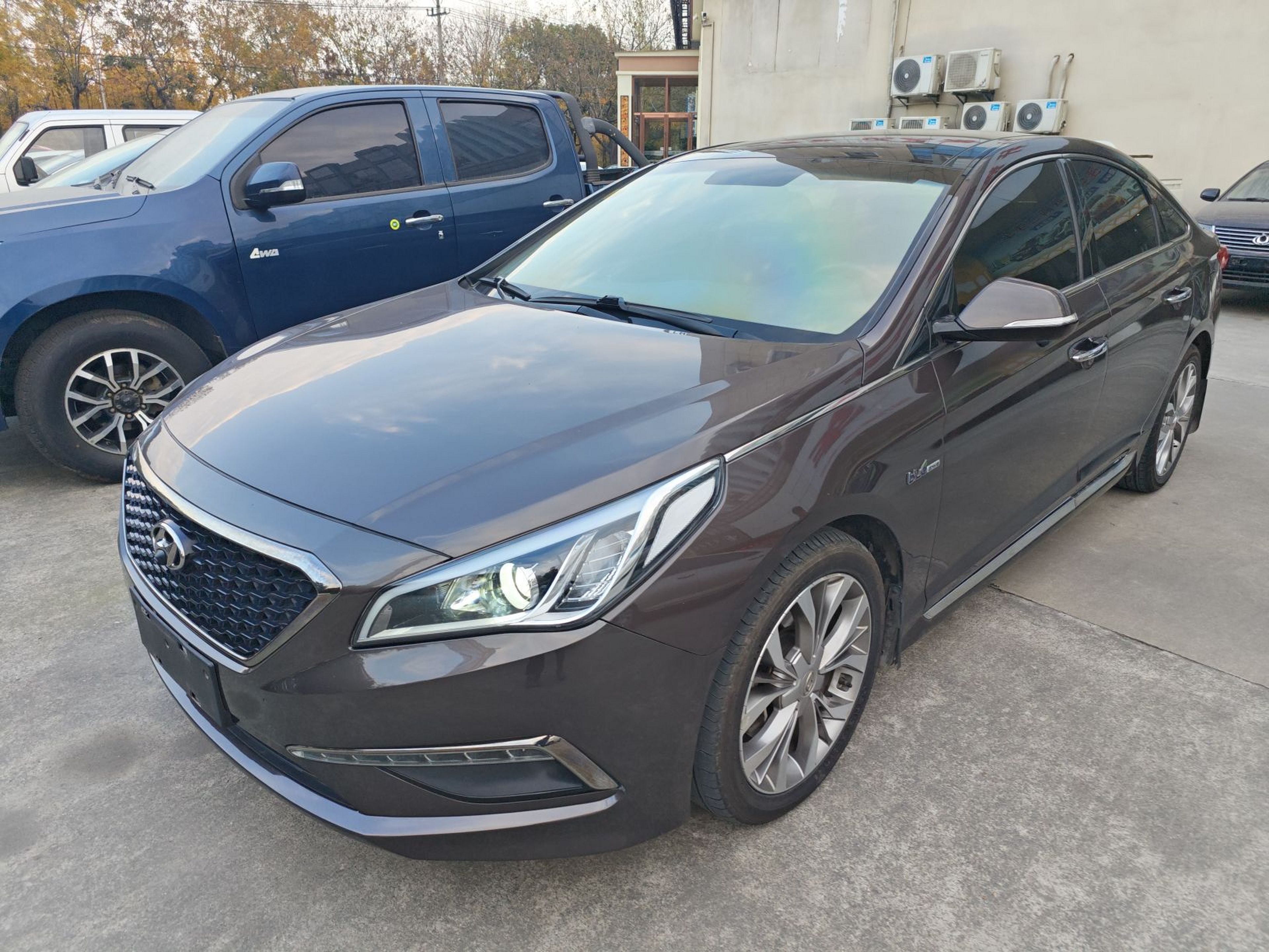 تحت مقدمة السيارة