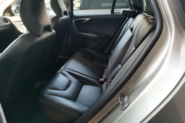 Used Volvo V60 2015 T5 Zhiyi Edition
