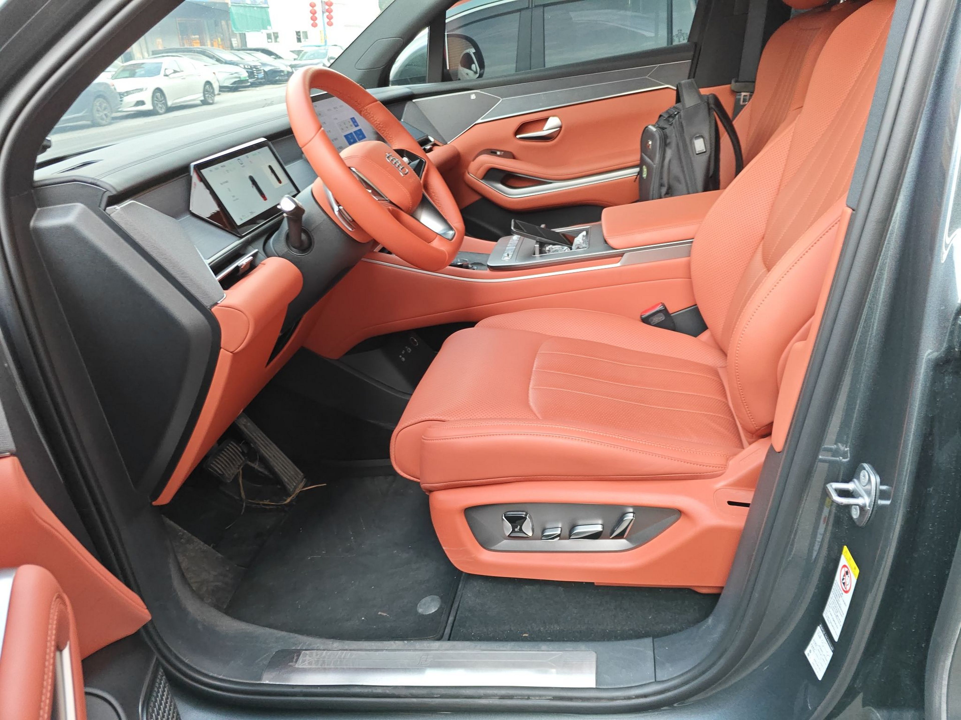 Переднее сиденье в автомобиле