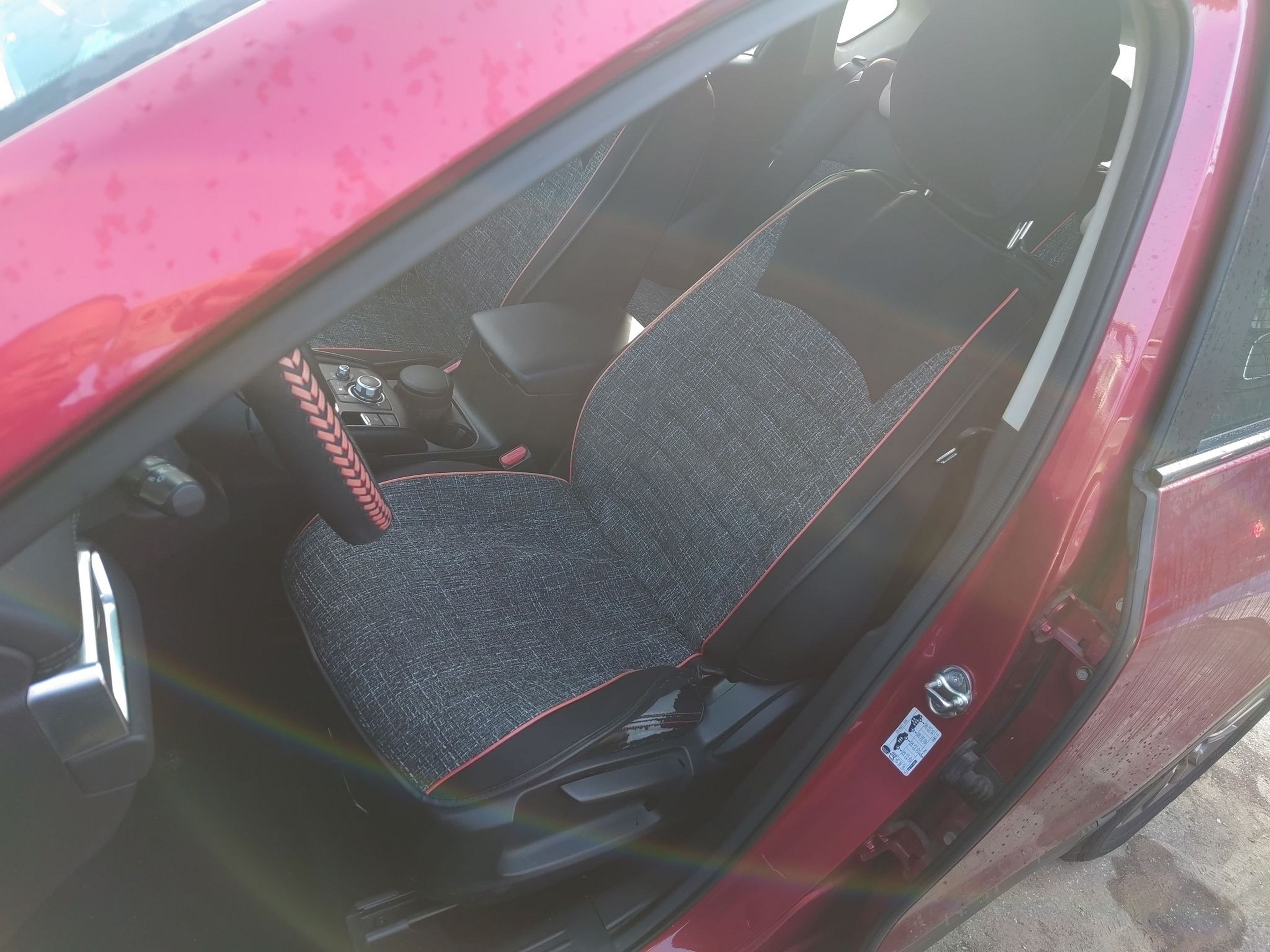 المقاعد الأمامية داخل السيارة