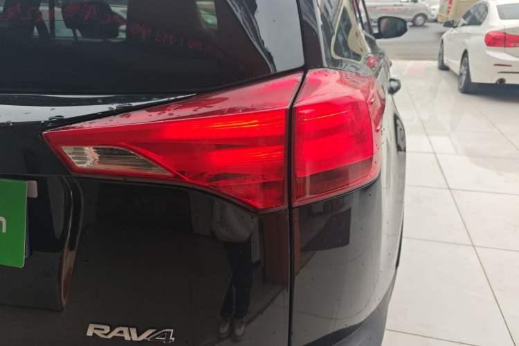 Used Toyota RAV4 2015 2.0L CVT Two-Wheel Drive Fashion Edition