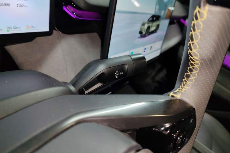 Used Lynk & Co 08 EM-P 2025 220 km All-Wheel-Drive Performance Halo
