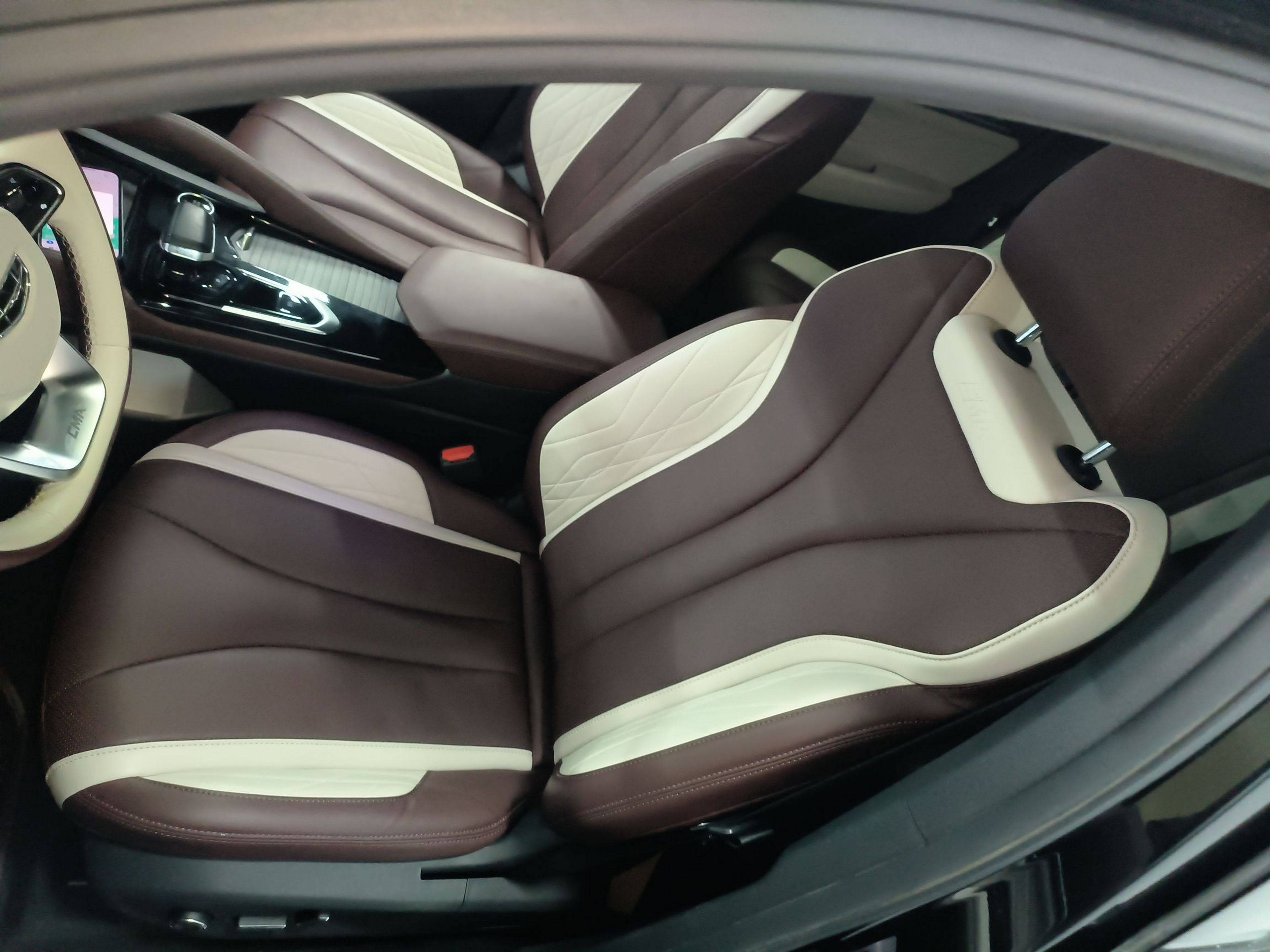 Переднее сиденье в автомобиле