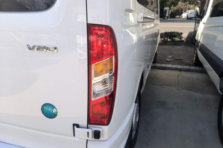 Used SAIC MAXUS Xintu V80 2024 Aotong Value Edition 6MT Long-Wheelbase Mid-Roof Model with 127 Ps Available in 6/7/8/9-Seater Configurations
