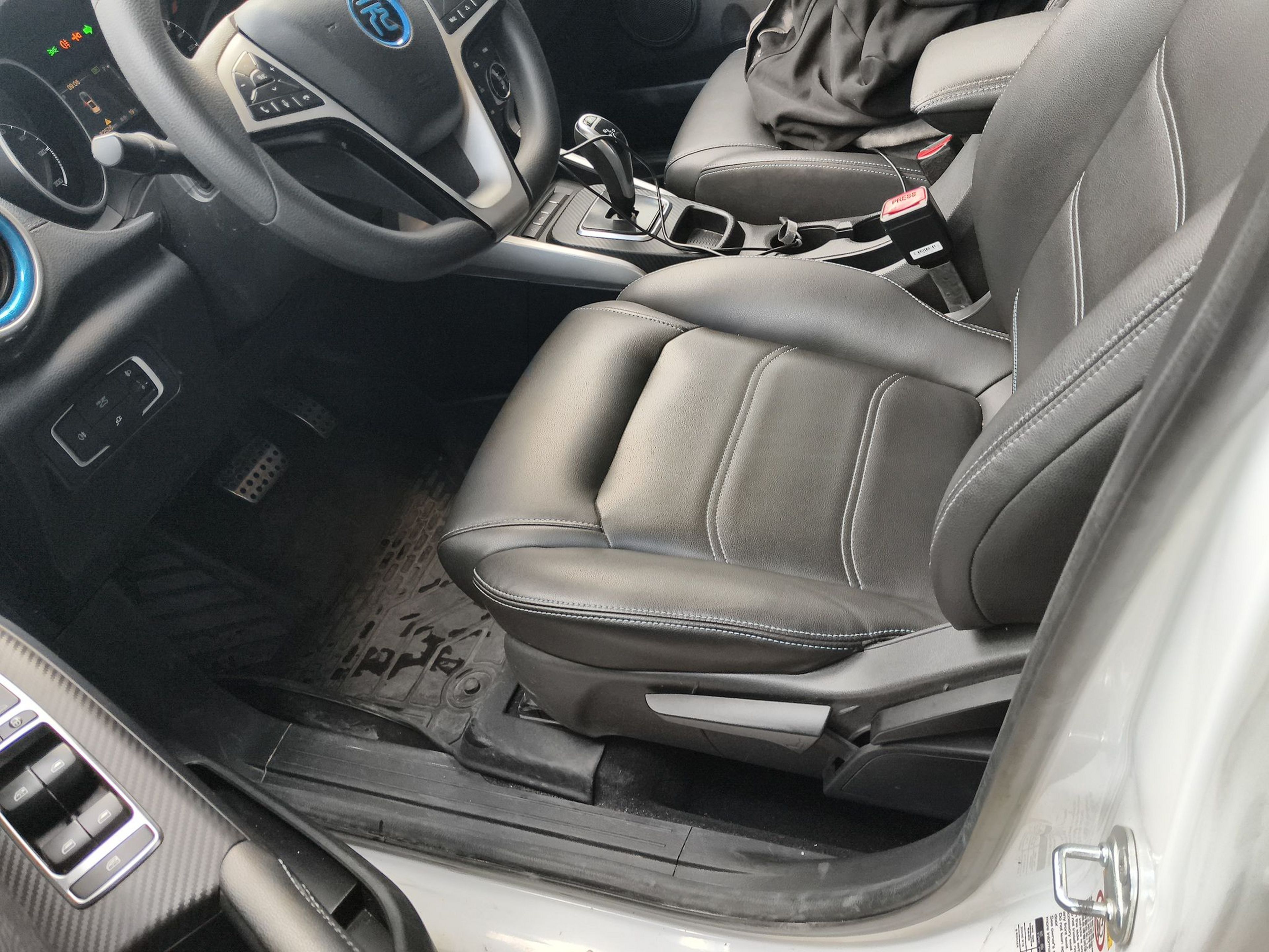 Переднее сиденье в автомобиле