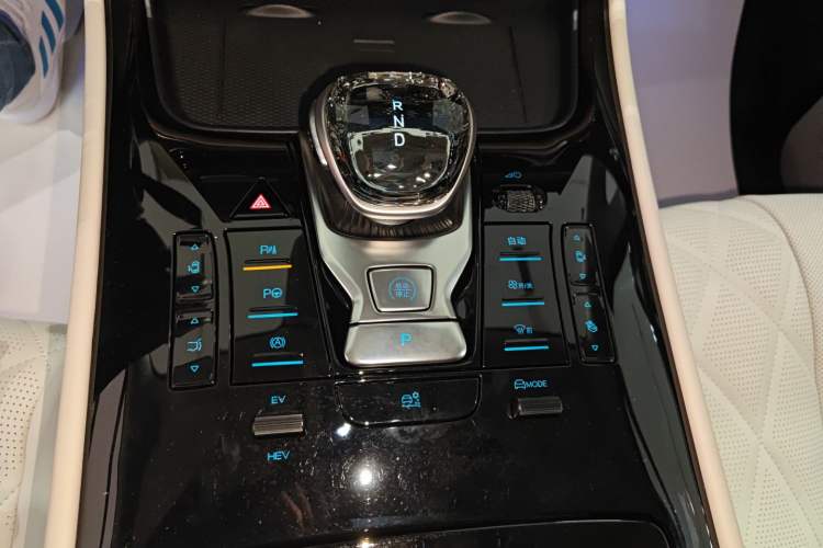 Used Denza D9 2025 DM-i Intelligent Drive 1020 Four-Wheel Drive Flagship Model