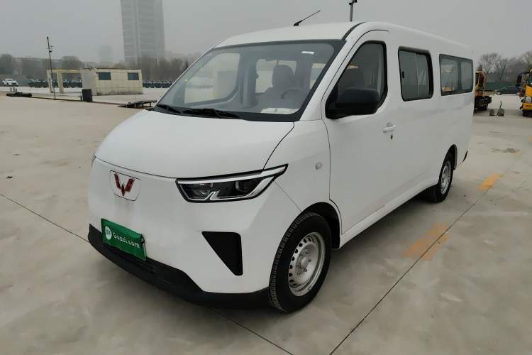 Used Wuling Yangguang 2024 300KM Comfort Version Passenger Van 75kW