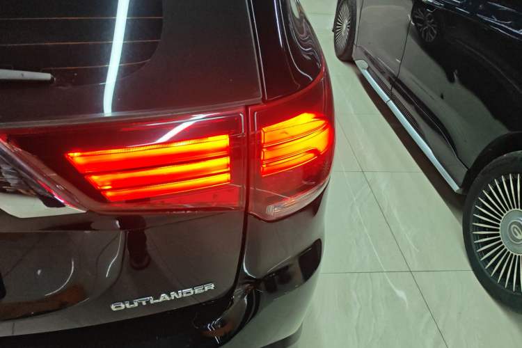 Used Mitsubishi Outlander 2017 2.0L Two-Wheel Drive Glory Edition 5 Seats