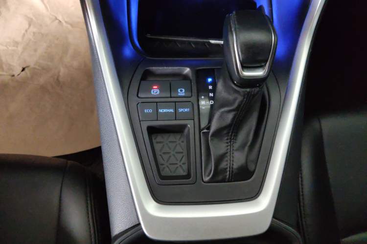 Used Toyota Wildlander 2022 Updated Version 2.0L CVT Two-Wheel Drive Leading Edition