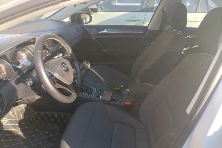 Used Volkswagen Golf 2017 1.6L Automatic Comfort Million-Vehicle Anniversary Edition
