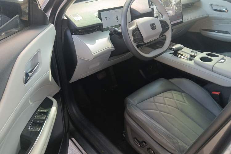 Used Changan UNI-Z New Energy 2024 Blue Whale Smart Electric iDD 125km Excellence Model
