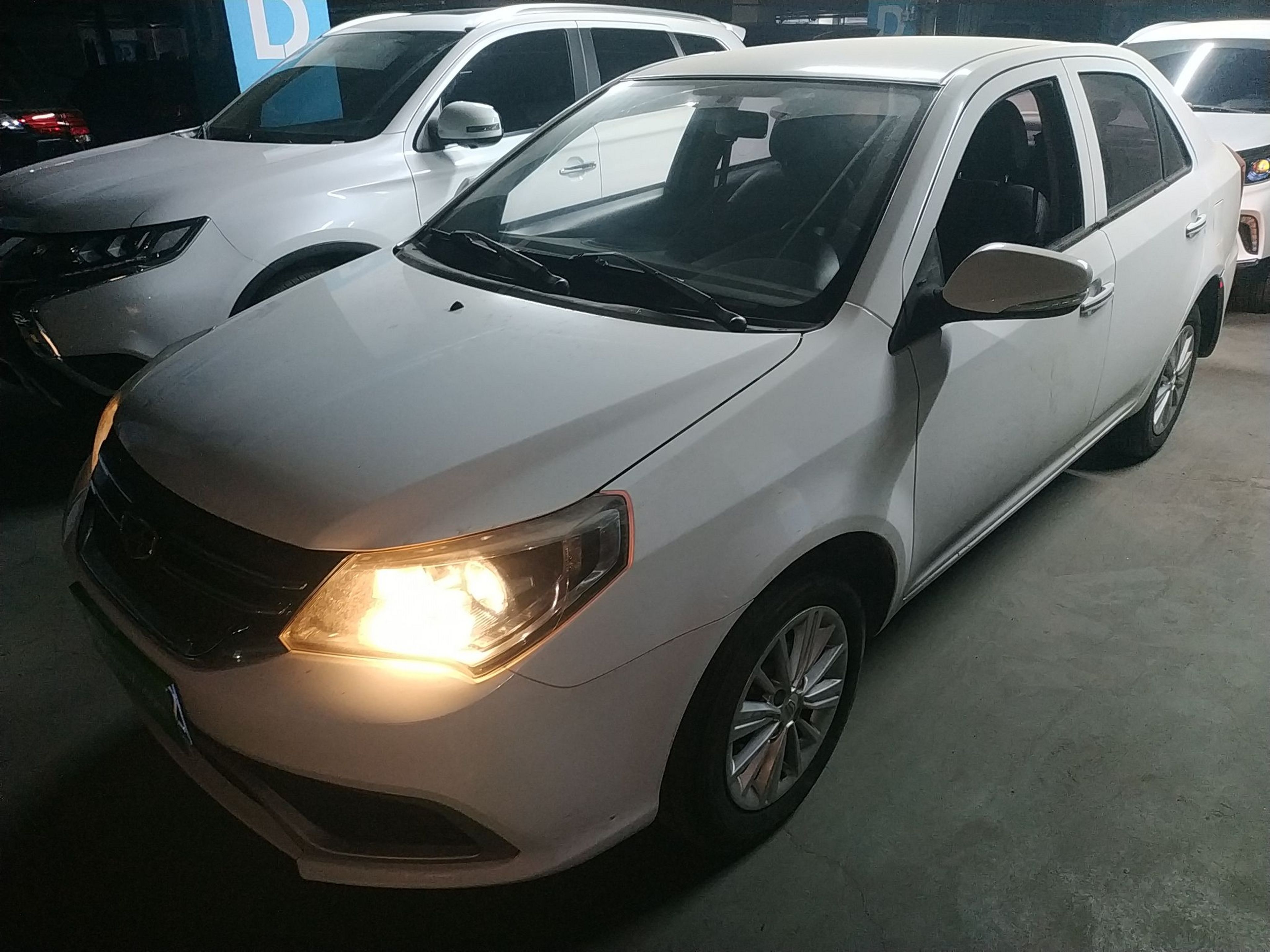 Под передней частью автомобиля