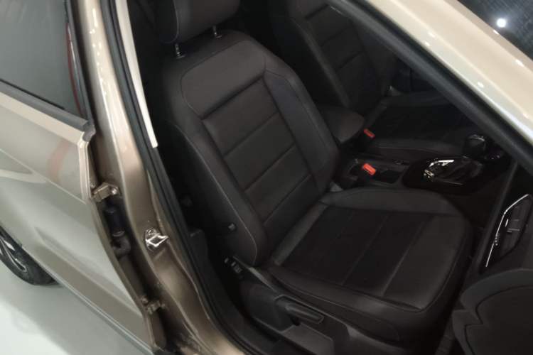 Used Volkswagen T-ROC 2018 280TSI DSG Two-Wheel-Drive Comfort Version China V Standard