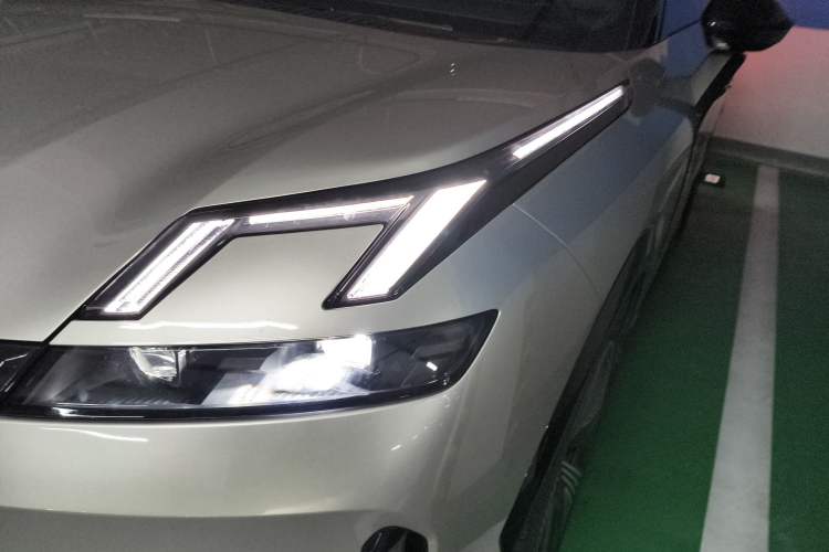 Used Lynk & Co 08 EM-P 2023 120km Long-Range Halo
