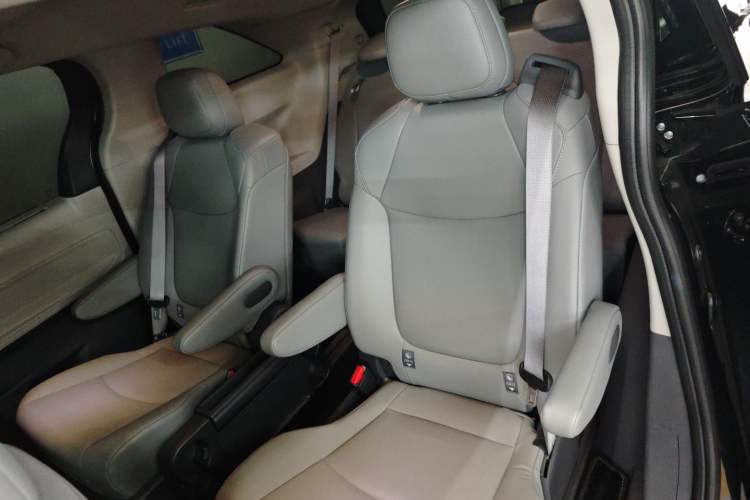 Used Toyota Granvia 2024 2.5L Hybrid Comfort Edition
