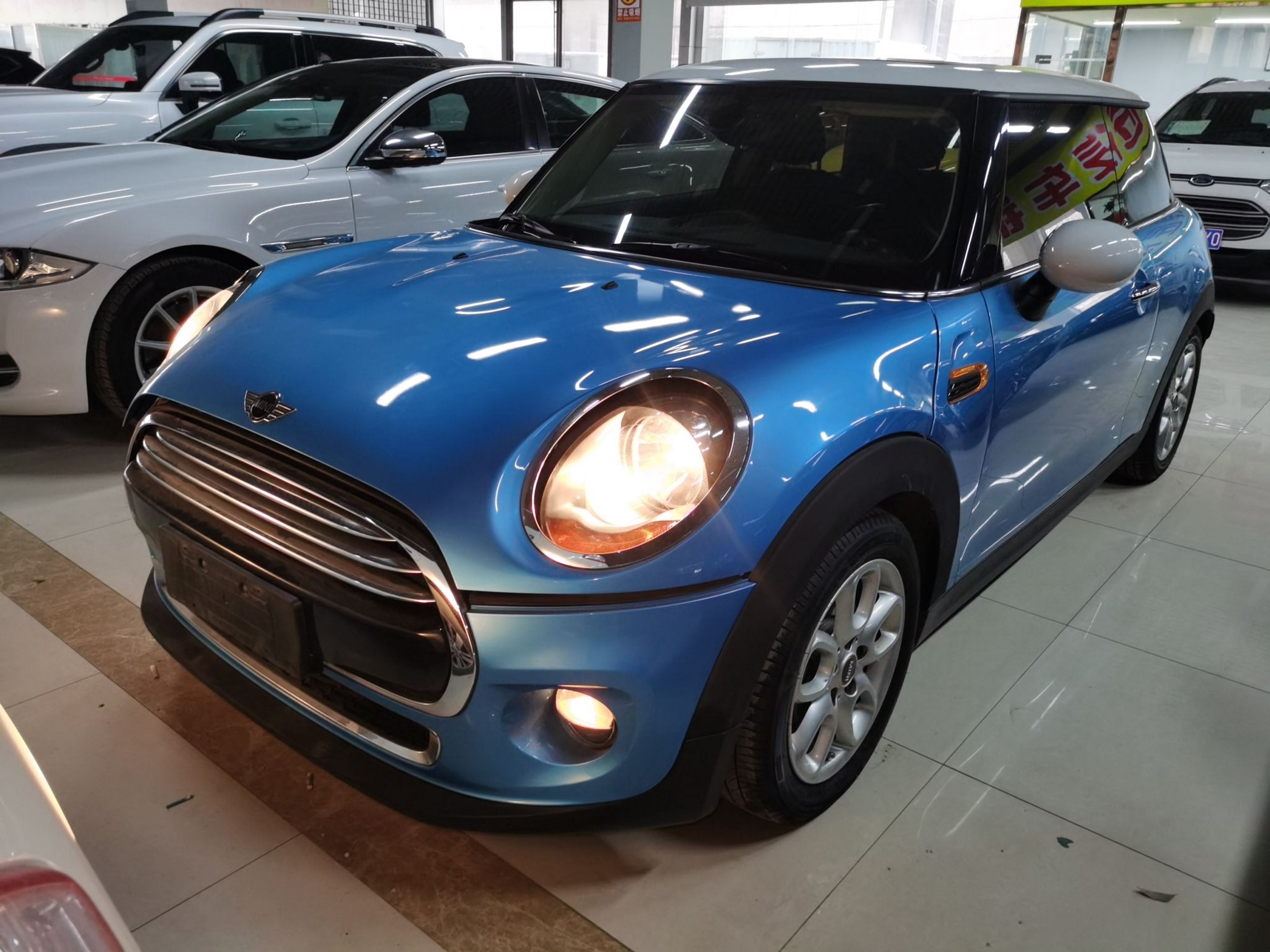 تحت مقدمة السيارة