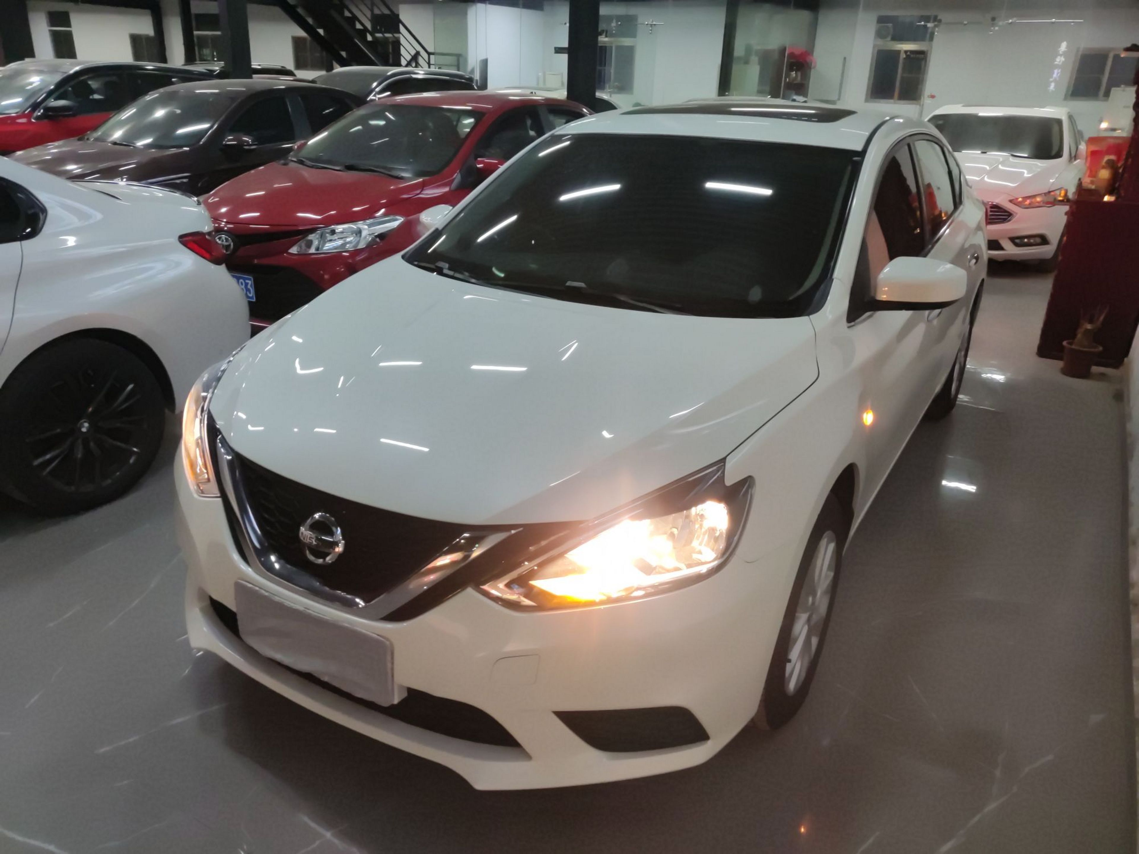 تحت مقدمة السيارة