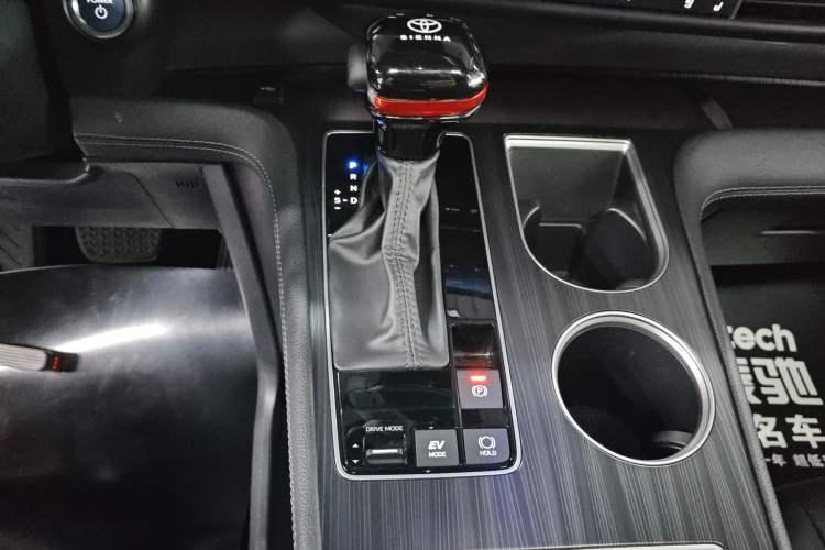 Used Toyota Sienna 2023 2.5L Hybrid Deluxe Edition