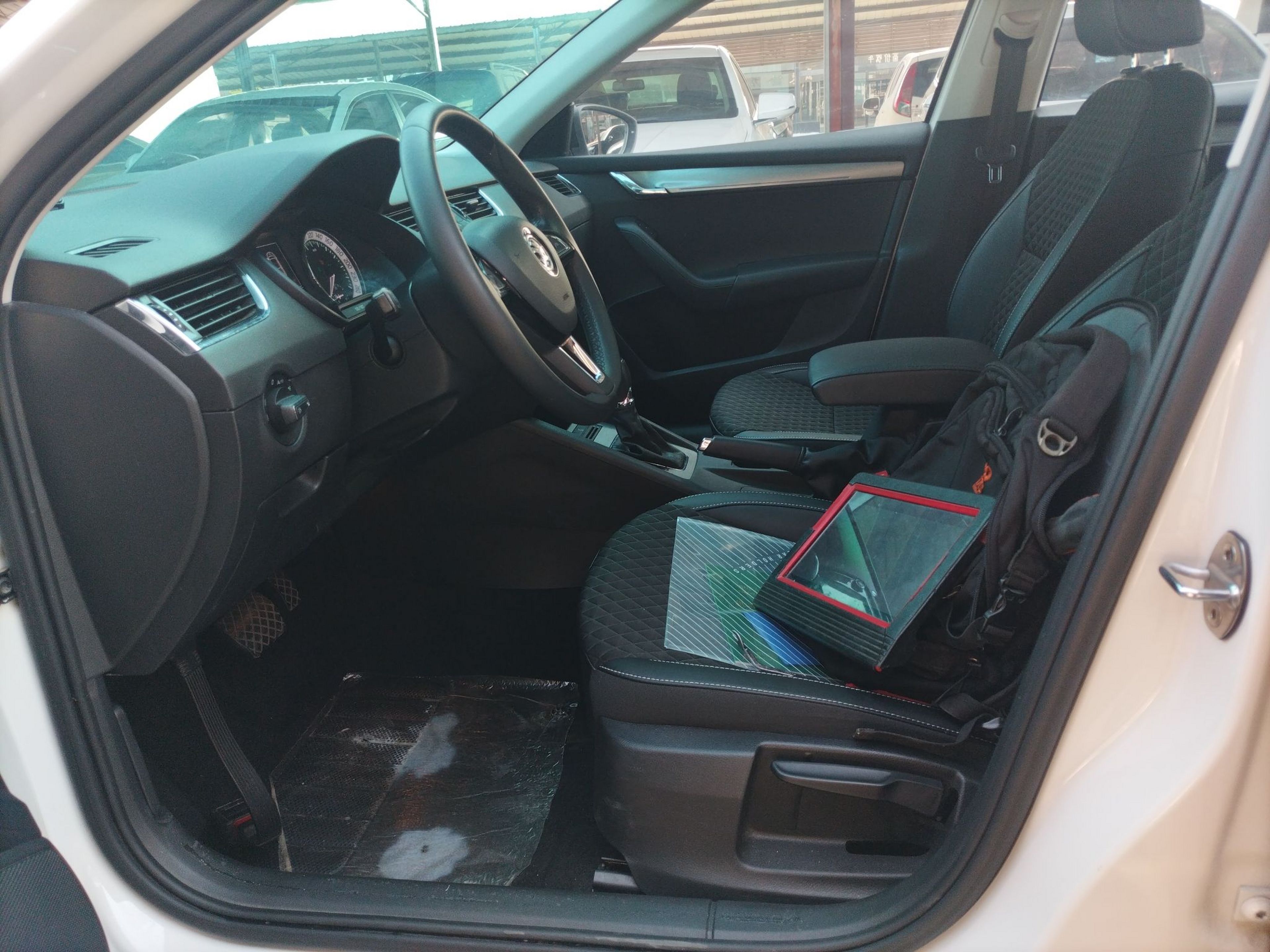 Переднее сиденье в автомобиле