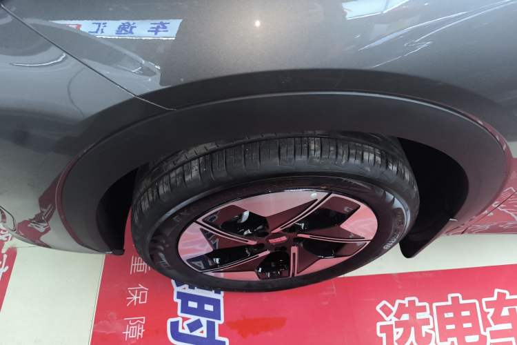 Used  E5 2024 440km Launch Edition
