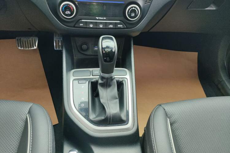 Used Hyundai ix25 2015 1.6L Automatic Two-Wheel-Drive Deluxe DLX Model
