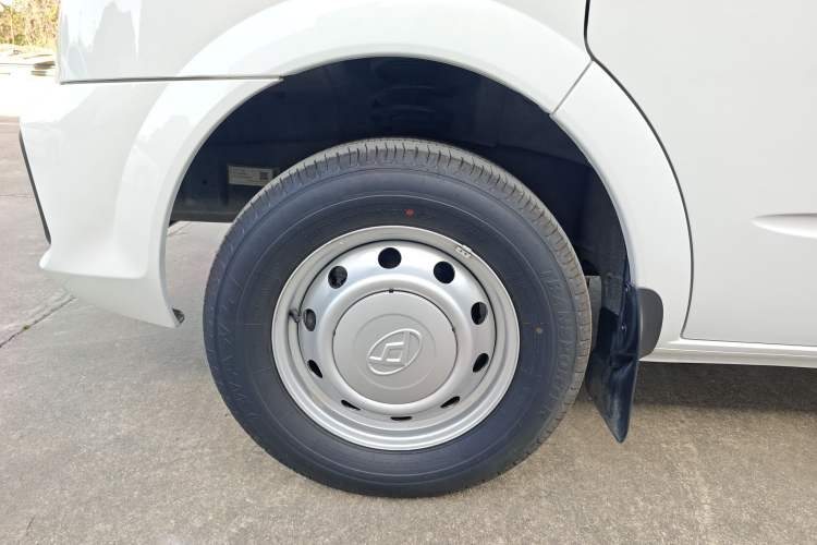 Used SAIC MAXUS Xintu V80 2024 Aotuntong Value Edition 6MT Short Wheelbase Ultra-Low Roof 127 Ps 5/6 Seats
