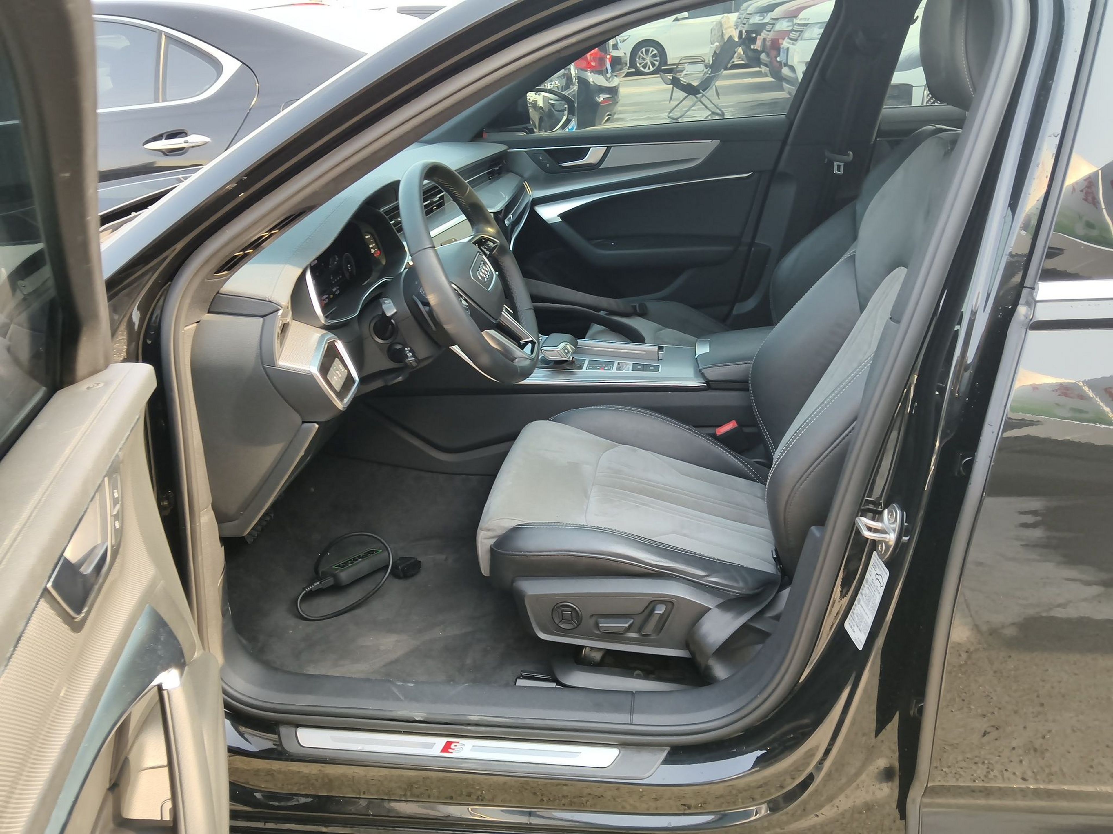 Переднее сиденье в автомобиле