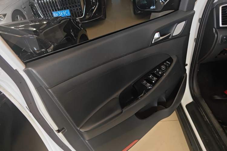 Used Hyundai Tucson 2019 280TGDi Dual-Clutch Two-Wheel Drive Fashion Edition China VI Standard
