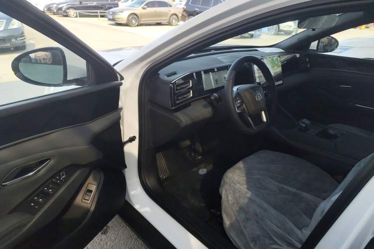 Used BYD Qin L 2025 DM-i Smart Drive 80KM Leading Model
