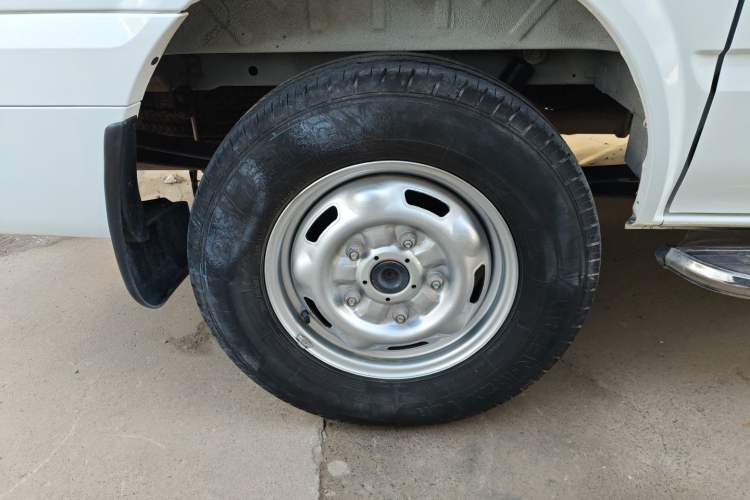 Used JMC Fushun 2023 2.0T Automatic Short-Wheelbase Mid-Top Commercial Multi-Purpose 6-Seater Passenger Vehicle
