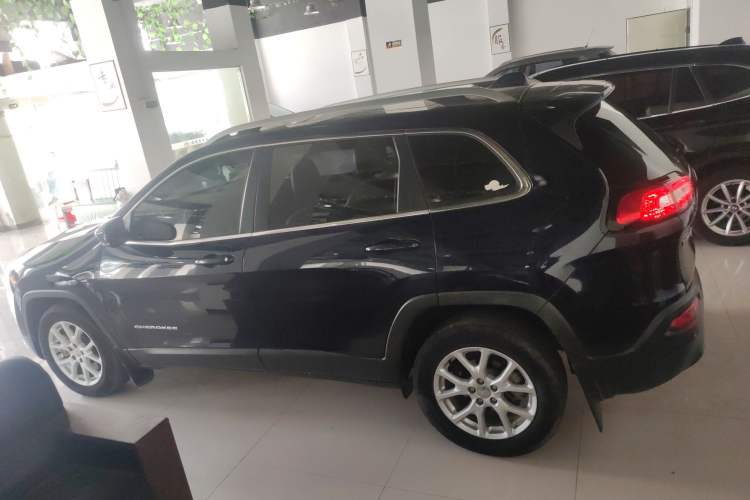 Used  Cherokee 2017 2.0L Superior Edition
