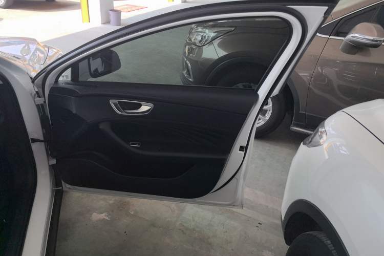 Used Roewe D7 2023 DMH 125km Superior Edition
