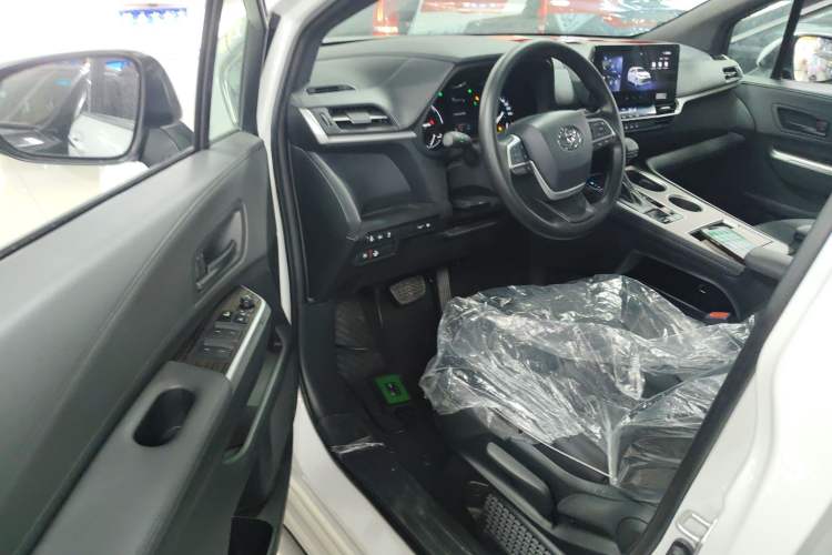 Used Toyota Granvia 2024 2.5L Hybrid Comfort Edition
