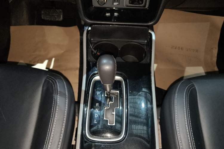 Used Mitsubishi Outlander 2019 2.4L Two-Wheel Drive ZhiXing Version 5 Seats China V Emission Standard
